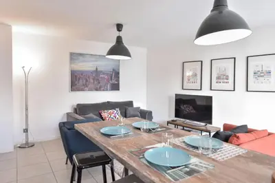 Télévision ou salle de divertissement dans l'établissement Résidence 3 Pièces Moderne Avec Piscine Au Palm Beach - 3 pièces moderne avec piscine au Palm Beach MAE-1803