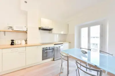 Cuisine ou kitchenette dans l'établissement Résidence 3p Moderne En Centre Ville, à 1min De La Croisette - 3P moderne en centre ville, à 1min de la Croisette MAE-1843