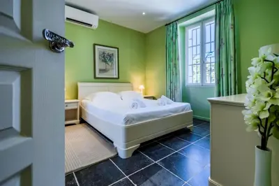 Un ou plusieurs lits dans un hébergement de l'établissement Résidence Rare ! Villa 7p Cap D’antibes, à Pied Des Plages - RARE ! Villa 7P Cap d’Antibes, à pied des plages MAE-1953