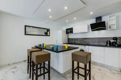 Cuisine ou kitchenette dans l'établissement Résidence 90m2 Sur La Croisette Avec Terrasse & Vue Mer - 90m2 sur la Croisette avec terrasse & vue mer MAE-1963