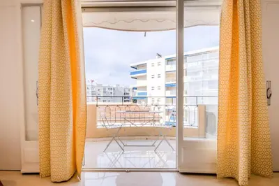 Balcon ou terrasse dans l'établissement Résidence 3p De Style Avec Balcon à 3 Min De La Croisette - 3P de style avec balcon à 3 min de la Croisette MAE-2013