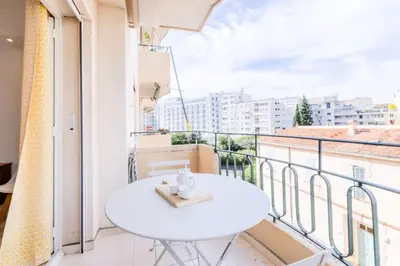 Balcon ou terrasse dans l'établissement Résidence 3p De Style Avec Balcon à 3 Min De La Croisette - 3P de style avec balcon à 3 min de la Croisette MAE-2013