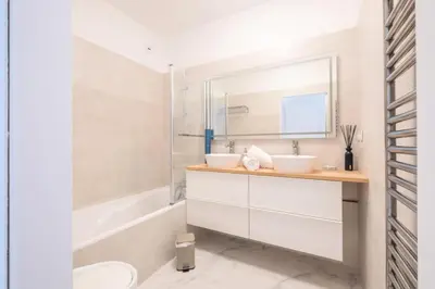 Salle de bains dans l'établissement Résidence Rare ! Superbe 3 Pièces Avec Jardin Face à La Mer - RARE ! Superbe 3 pièces avec jardin face à la mer MAE-2143