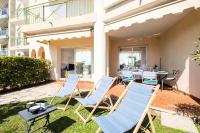 Balcon ou terrasse dans l'établissement Résidence Rare ! Superbe 3 Pièces Avec Jardin Face à La Mer - RARE ! Superbe 3 pièces avec jardin face à la mer MAE-2143