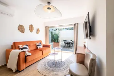 Coin salon dans l'établissement Résidence Appartement Avec Piscine Résidentiel - Appartement avec piscine résidentiel MAE-2183
