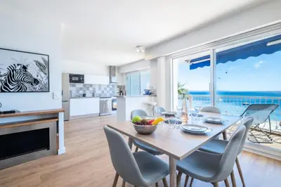 Cuisine ou kitchenette dans l'établissement Résidence Rare ! 3p En Front De Mer - RARE ! 3P en front de mer MAE-2213