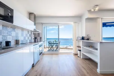 Cuisine ou kitchenette dans l'établissement Résidence Rare ! 3p En Front De Mer - RARE ! 3P en front de mer MAE-2213