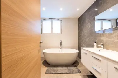 Salle de bains dans l'établissement Résidence Villa 330m2, 6 Chambres, Piscine Chauffée Jacuzzi - Villa 330m2, 6 chambres, piscine chauffée jacuzzi MAE-2233