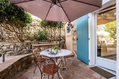 Terrasse ou espace extérieur de l'établissement Résidence Superbe Villa Avec Piscine & Sauna - Superbe villa avec piscine & sauna MAE-2283