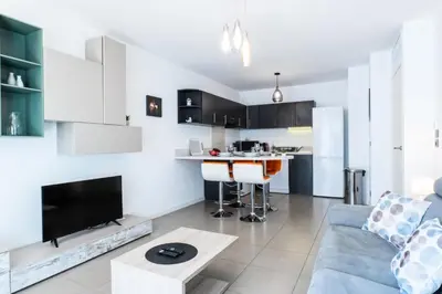 Cuisine ou kitchenette dans l'établissement Résidence 2p Avec Piscine Au Palm Beach - 2P avec piscine au Palm Beach MAE-2313