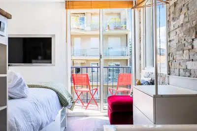 Télévision ou salle de divertissement dans l'établissement Résidence Duplex En Toit-terrasse à Deux Pas De La Croisette - Duplex en toit-terrasse à deux pas de la Croisette MAE-2383