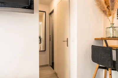 Télévision ou salle de divertissement dans l'établissement Résidence 2p Cozy Avec Jardin En Plein Coeur Du Palm Beach - 2P cozy avec jardin en plein coeur du Palm Beach MAE-2403