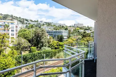 Balcon ou terrasse dans l'établissement Résidence 3p De Standing, Piscine, Vue Mer, à 2 Pas Des Plages - 3P de standing, piscine, vue mer, à 2 pas des plages MAE-2423