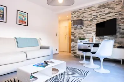 Télévision ou salle de divertissement dans l'établissement Résidence Rare ! Studio Avec Terrasse à 5 Min à Pied Du Palais - Rare ! Studio avec terrasse à 5 min à pied du Palais MAE-2433