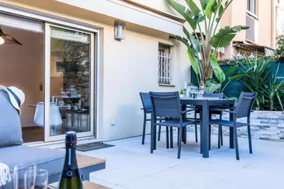 Coin salon dans l'établissement Résidence Rare ! Studio Avec Terrasse à 5 Min à Pied Du Palais - Rare ! Studio avec terrasse à 5 min à pied du Palais MAE-2433