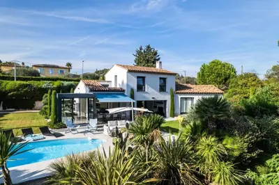Piscine de l'établissement Résidence Maison De Vacances De 150 M2, Grande Piscine Et Espace Pétanque ! - Maison de vacances de 150 m2, grande piscine et espace pétanque ! MAE-2543 ou située à proximité