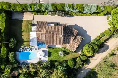 Piscine de l'établissement Résidence Maison De Vacances De 150 M2, Grande Piscine Et Espace Pétanque ! - Maison de vacances de 150 m2, grande piscine et espace pétanque ! MAE-2543 ou située à proximité