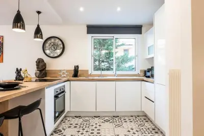 Cuisine ou kitchenette dans l'établissement Résidence 2 Pièces Terrasse à 8min à Pied Du Centre Parking - 2 pièces terrasse à 8min à pied du centre parking MAE-2553