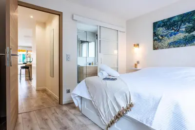 Un ou plusieurs lits dans un hébergement de l'établissement Résidence 2 Pièces Terrasse à 8min à Pied Du Centre Parking - 2 pièces terrasse à 8min à pied du centre parking MAE-2553