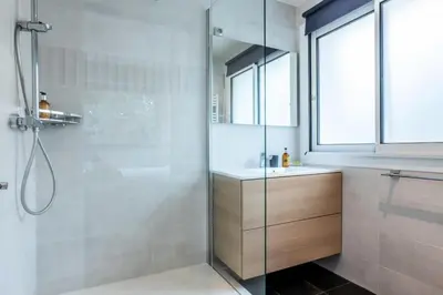 Salle de bains dans l'établissement Résidence 2 Pièces Terrasse à 8min à Pied Du Centre Parking - 2 pièces terrasse à 8min à pied du centre parking MAE-2553