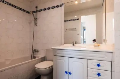 Salle de bains dans l'établissement Résidence 4p Avec Terrasse Vue Mer à Deux Pas Des Plages - 4P avec terrasse vue mer à deux pas des plages MAE-2593