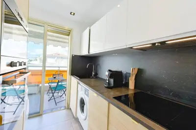 Cuisine ou kitchenette dans l'établissement Résidence 2p Rénové, Terrasse Et Plage à Pied - 2P rénové, terrasse et plage à pied MAE-2623