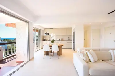 Cuisine ou kitchenette dans l'établissement Résidence 2p Standing, Plage à Pied, Vue Mer, Garage. - 2P standing, plage à pied, vue mer, garage. MAE-2703