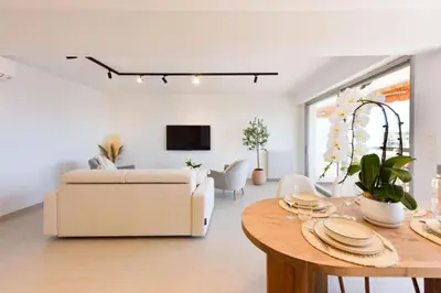 Télévision ou salle de divertissement dans l'établissement Résidence 2p Standing, Plage à Pied, Vue Mer, Garage. - 2P standing, plage à pied, vue mer, garage. MAE-2703