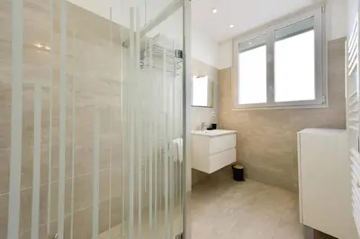 Salle de bains dans l'établissement Résidence Rez-de-jardin, Plages à Pied Et Garage - Rez-de-jardin, plages à pied et garage MAE-2723