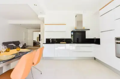 Cuisine ou kitchenette dans l'établissement Résidence Rez-de-jardin, Plages à Pied Et Garage - Rez-de-jardin, plages à pied et garage MAE-2723