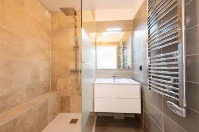 Salle de bains dans l'établissement Résidence 3p Piscine, Parking Et Plages à 100m - 3P piscine, parking et plages à 100m MAE-2763
