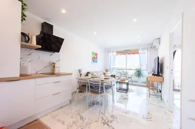 Cuisine ou kitchenette dans l'établissement Résidence 2p Rénové Proche Croisette - 2P Rénové proche Croisette MAE-2783