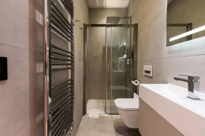 Salle de bains dans l'établissement Résidence Duplex 145m² Terrasse Et Ascenseur Privé - DUPLEX 145m² Terrasse et Ascenseur Privé MAE-2873