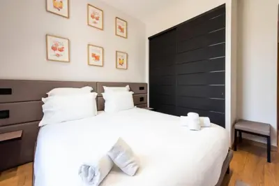 Un ou plusieurs lits dans un hébergement de l'établissement Résidence Duplex 145m² Terrasse Et Ascenseur Privé - DUPLEX 145m² Terrasse et Ascenseur Privé MAE-2873
