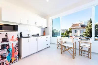 Cuisine ou kitchenette dans l'établissement Résidence 2p Au Calme Proche Centre Cannes - 2P au Calme proche Centre Cannes MAE-2983