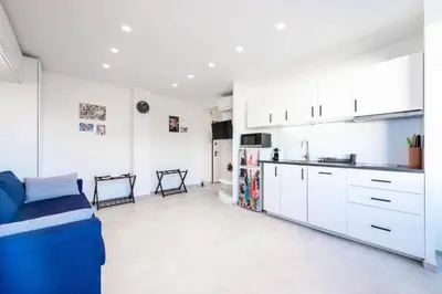 Cuisine ou kitchenette dans l'établissement Résidence 2p Au Calme Proche Centre Cannes - 2P au Calme proche Centre Cannes MAE-2983