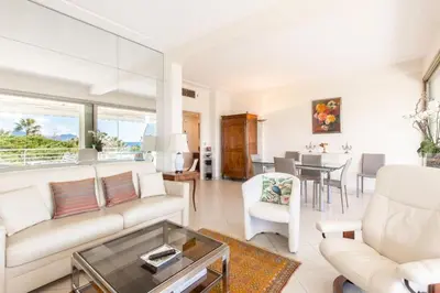 Coin salon dans l'établissement Résidence Vue Mer 95m2 Grande Terrasse Cannes Croisette. - Vue mer 95m2 Grande Terrasse Cannes Croisette. MAE-3003