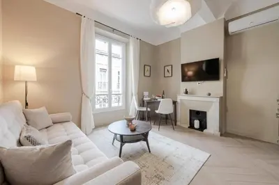Télévision ou salle de divertissement dans l'établissement Résidence 2p Rénové Cœur De Cannes - 2P Rénové Cœur de Cannes MAE-3013