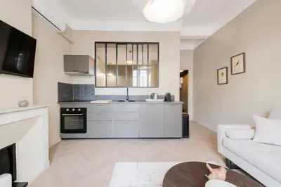 Cuisine ou kitchenette dans l'établissement Résidence 2p Rénové Cœur De Cannes - 2P Rénové Cœur de Cannes MAE-3013