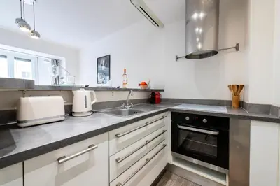 Cuisine ou kitchenette dans l'établissement Résidence 2p Centre-ville Cannes Plages à Pied - 2P Centre-Ville Cannes Plages à Pied MAE-3043