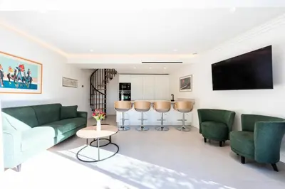 Télévision ou salle de divertissement dans l'établissement Résidence 2p En Duplex De Standing Au Calme - 2P en Duplex de Standing au Calme MAE-3063