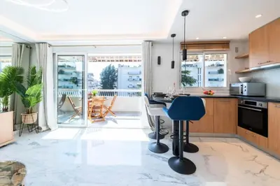 Cuisine ou kitchenette dans l'établissement Résidence Grand 2p Rénové Terrasse Cœur De Cannes - Grand 2P rénové Terrasse Cœur de Cannes MAE-3143