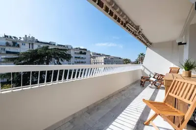 Balcon ou terrasse dans l'établissement Résidence Grand 2p Rénové Terrasse Cœur De Cannes - Grand 2P rénové Terrasse Cœur de Cannes MAE-3143