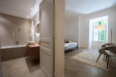Salle de bains dans l'établissement Résidence 4p Bourgeois Rez-de-jardin, Proche Croisette & Plages - 4P Bourgeois Rez-de-jardin, proche Croisette & Plages MAE-3243