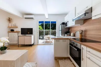 Cuisine ou kitchenette dans l'établissement Résidence 2p Rez-de-jardin Au Calme – Cadre Paisible - 2P Rez-de-jardin au calme – Cadre Paisible MAE-3313