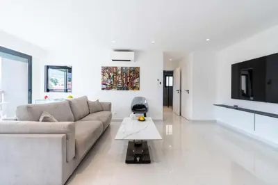 Télévision ou salle de divertissement dans l'établissement Résidence 2p Traversant, Centre Cannes, Rue D’antibes - 2P Traversant, Centre Cannes, Rue d’Antibes MAE-3343