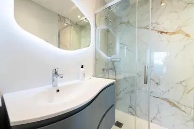 Salle de bains dans l'établissement Résidence Beau 3p, Vue Mer, Plages à Pied - Beau 3P, Vue Mer, Plages à pied MAE-3553