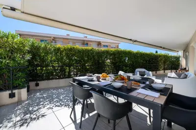 Coin salon dans l'établissement Résidence 4p Rooftop Avec Jacuzzi & Parking, Cannes - 4P Rooftop avec Jacuzzi & Parking, Cannes MAE-7563