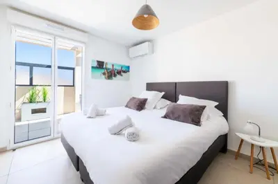 Un ou plusieurs lits dans un hébergement de l'établissement Résidence 4p Rooftop Avec Jacuzzi & Parking, Cannes - 4P Rooftop avec Jacuzzi & Parking, Cannes MAE-7563