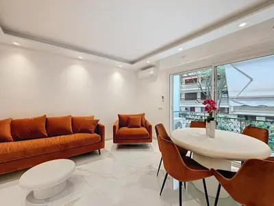 Coin salon dans l'établissement Executive 2BR Apartment near Croisette Ideal for MIPIM Terrace & Wi-Fi